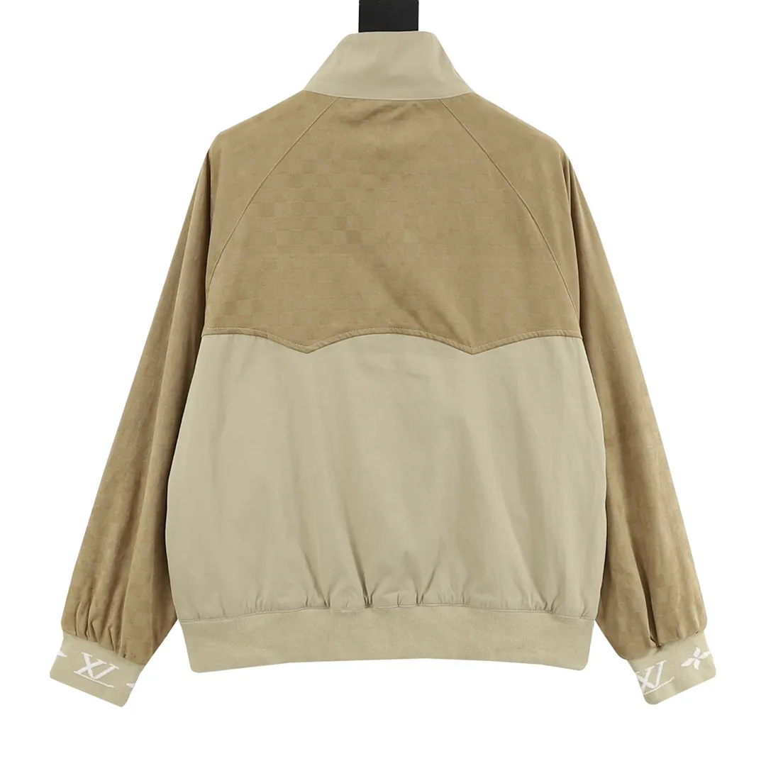 🅿️570 Louis Vuitton/Louis Vuitton spliced jacquard jacket is made of nylon fabric, which feels smooth and crisp. It not only ensures the comfort when wearing, but also allows the jacket to maintain a good-looking shape for a long time. It will not be easily deformed and out of shape. In the splicing part, different fabrics are perfectly connected!! The presbyopic print is even better. The pattern is clear and full, and the color is perfect. It is exactly the same as the original product. No matter how many times it is washed, it does not become smudged. The printing process is so good!!! The ribbing on the collar and cuffs has just the right elasticity, fits the body without being strangled, and the details are exquisite! Size: XS-L